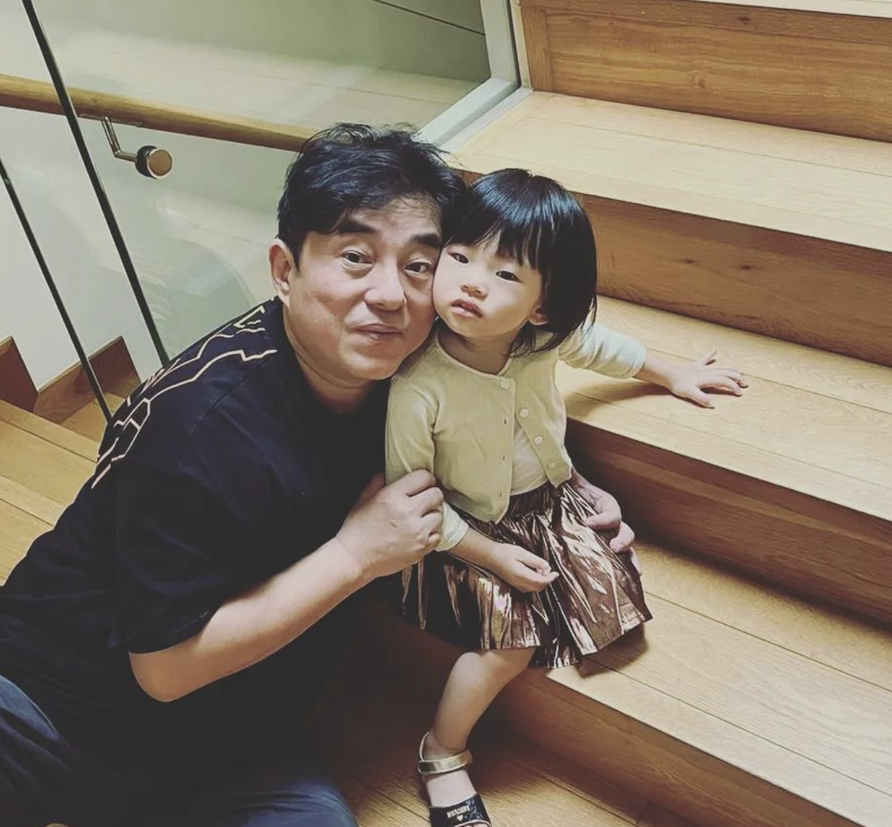 呂方自曝每晚十點陪女兒睡覺,為孩子不應酬,兩歲女兒長得像爸爸 - Foodlife